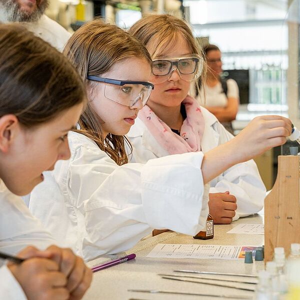 Im Fechner-Bau lösten Kinder ab dem Grundschulalter spannende Chemie-Rätsel (Foto: Saskia Pramor/HTWK Leipzig) Im Fechner-Bau lösten Kinder ab dem Grundschulalter spannende Chemie-Rätsel (Foto: Saskia Pramor/HTWK Leipzig)