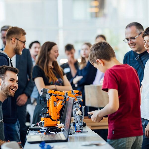 Am Stand der Forschungsgruppe FLEX ging es um das Bauen mit Holz - mit Augmented Reality und Robotern (Foto: Christian Hüller/HTWK Leipzig) Am Stand der Forschungsgruppe FLEX ging es um das Bauen mit Holz - mit Augmented Reality und Robotern (Foto: Christian Hüller/HTWK Leipzig)