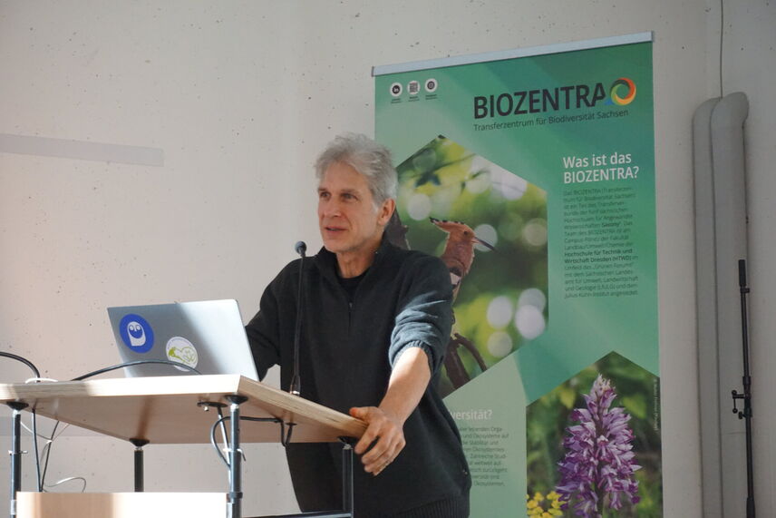 Ein Mann, der einen Vortrag hält.