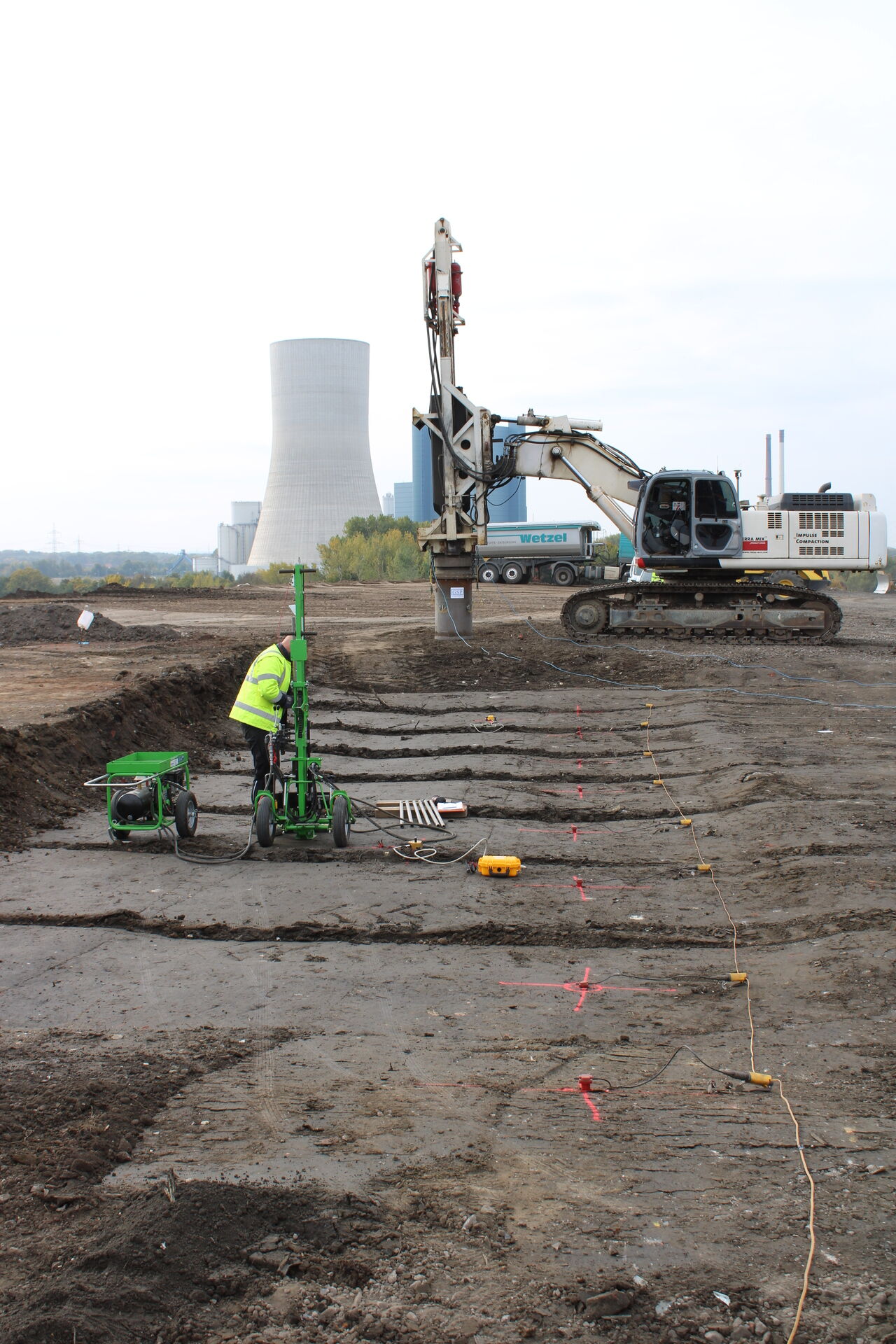 Zu sehen ist, wie eine schwere Rammsondierungen im Testfeld durch HTWK-Forscher durchgeführt wird Enrico Wendt