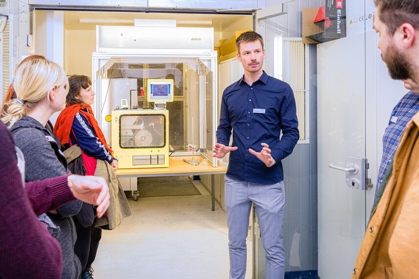 Lucas Kurzweg mit Besucher*innen im Labor