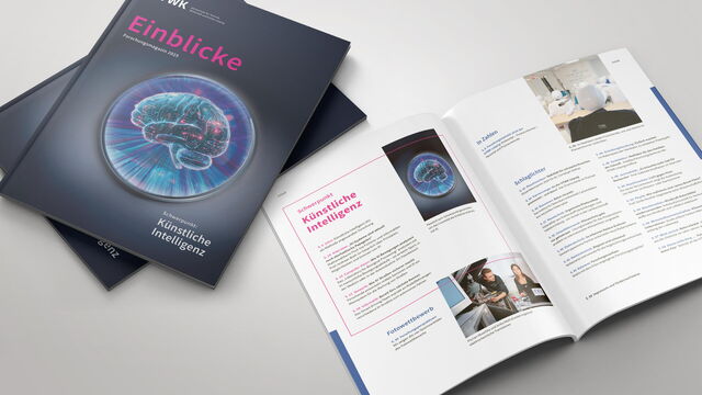 eine geschlossene und eine offene Ausgabe des Magazins liegen nebeneinander