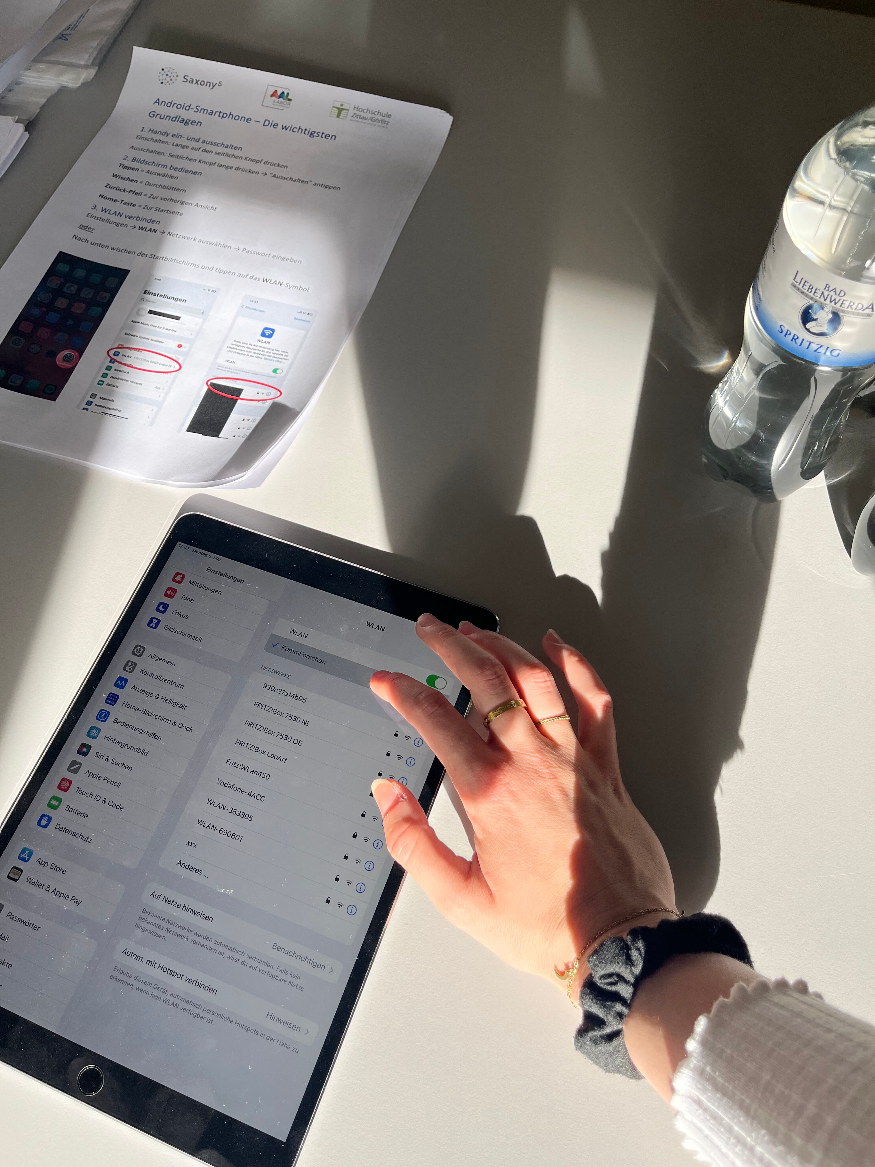 Foto: Delf Enslin Ein Tablet liegt auf dem Tisch und jemand bedient es.