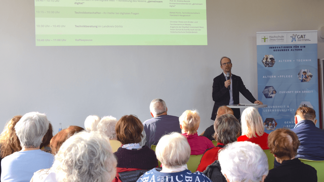 Andreas Hoff begrüßt die Teilnehmenden