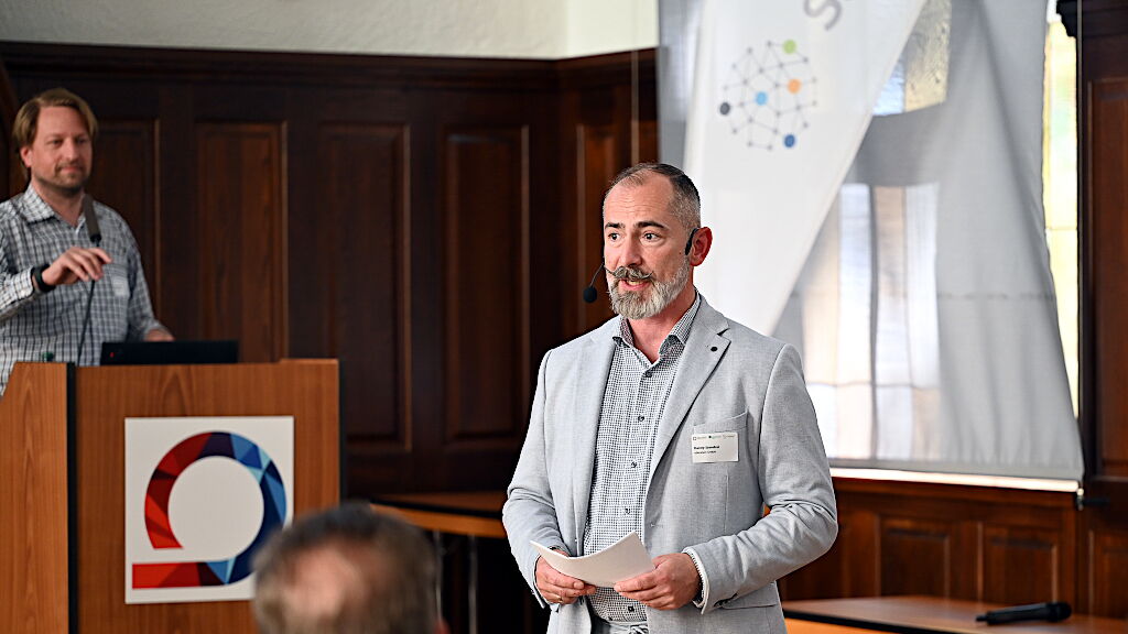 Danny Szendrei bei der Moderation der Veranstaltung Automatisierung und Robotik im Mittelstand
