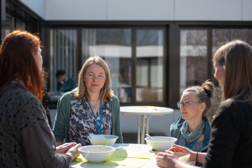 Vier Frauen, die sich miteinander unterhalten.