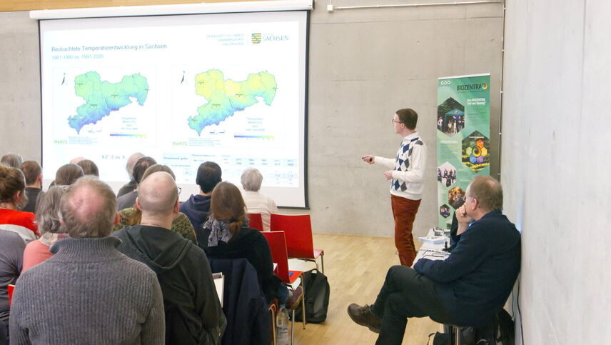 Ein Mann, der einen Vortrag vor einem Publikum hält.