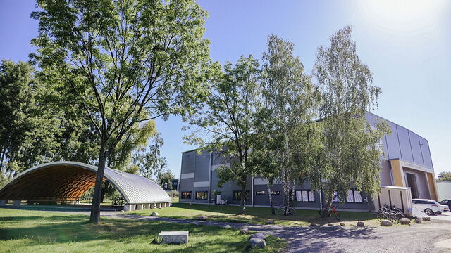 Blick zu einem Demonstrationsprojekt (Zollingerdach) und zu einer Modellfabrik (HolzBauForschungsZentrum) am Campus Weigelsraße der HTWK Leipzig