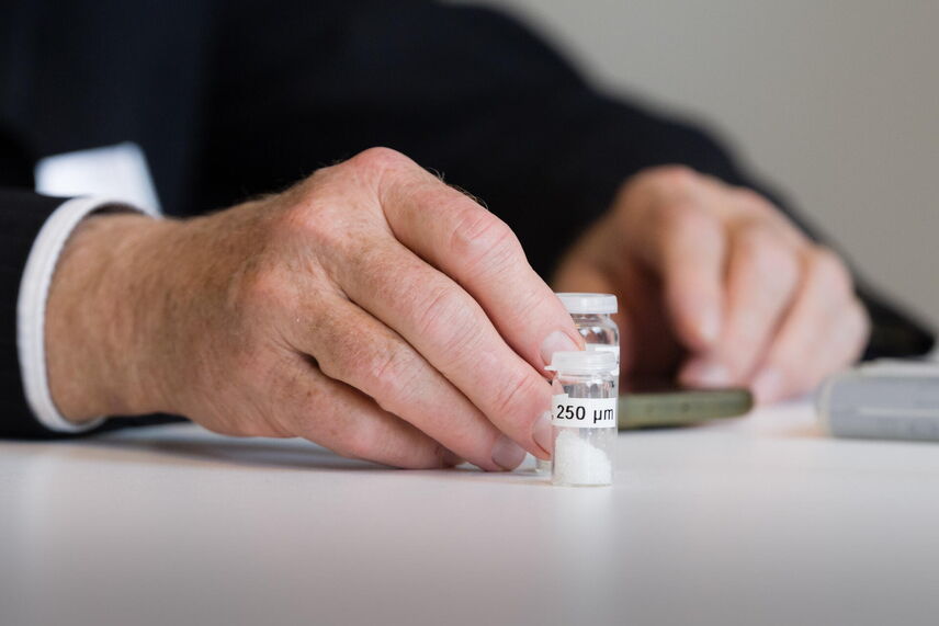 Mikroplastik-Referenzmaterial in Behältnissen auf einem Tisch