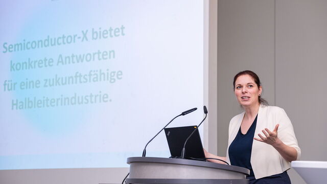 Stefanie Hammer bei ihrem Vortrag beim IIoT Innovation Brunch