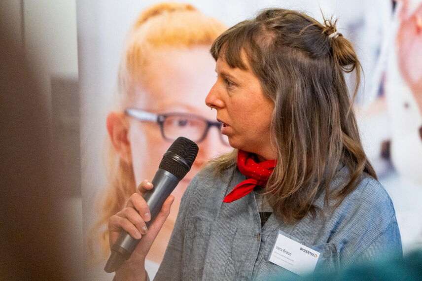 Eine Frau mit einem Mikrofon