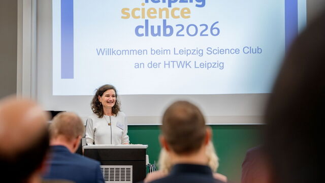 Eine Frau hält einen Vortrag