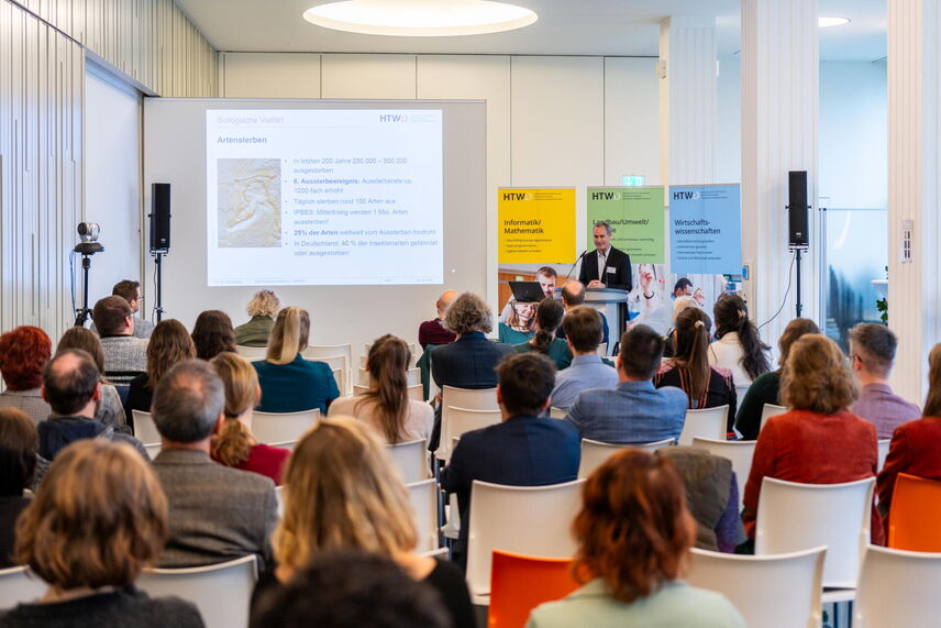 Menschen die einem Redner zuhören