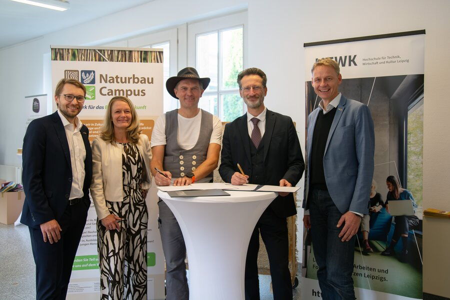 Prof. Dr.-Ing. Björn Höhlig (HTWK Leipzig), Anja Helbig, David Pfennig (beide Naturbau Campus), Rektor Prof. Dr.-Ing. Jean-Alexander Müller, Prof. Dr.-Ing. Alexander Stahr
