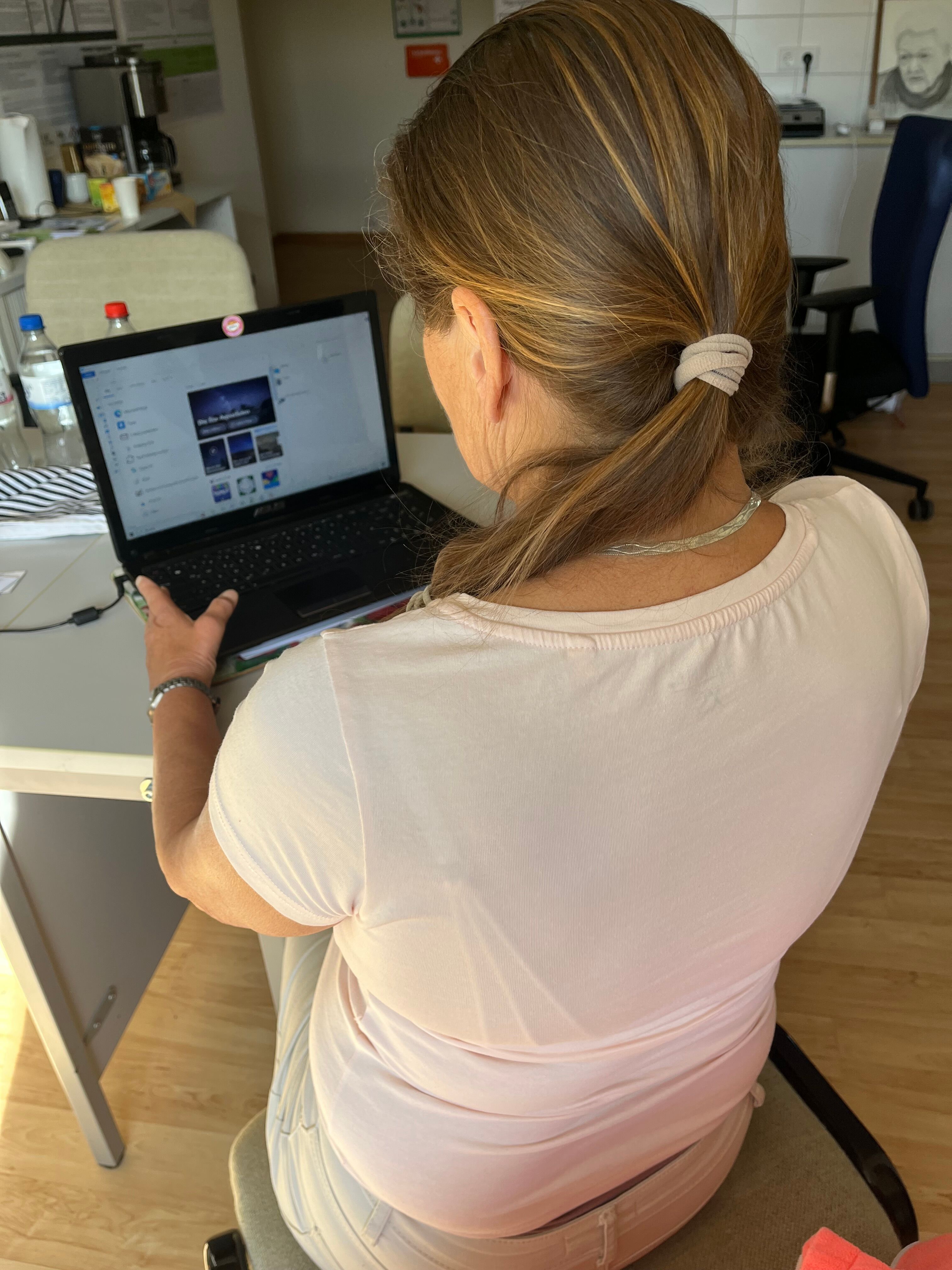 Foto: Maria Fabisch Frau sitzt vor einem Laptop