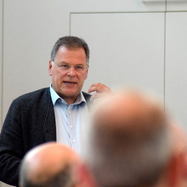 Prof. Tobias Teich spricht bei der Smart Tomorrow Konferenz.