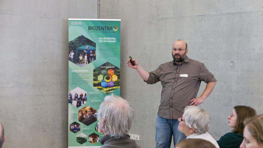 Ein Mann, der einen Vortrag vor einem Publikum hält.