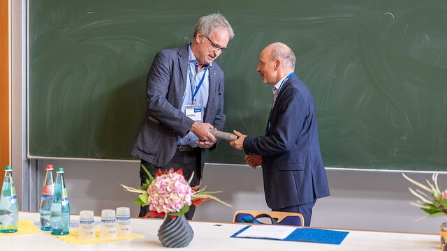 Prof. Jörg Matthes übergibt den Staffelstab für das Forum 2026 an Prof. Jens Bliedtner von der EAH Jena