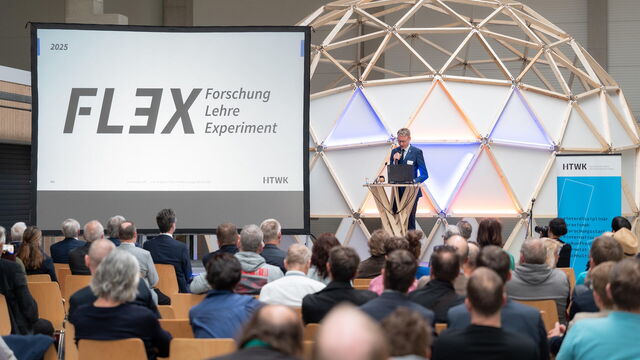 Prof. Alexander Stahr beim Ausblick auf die Forschungsgruppe FLEX (Foto: Alem Kolbus/HTWK Leipzig)