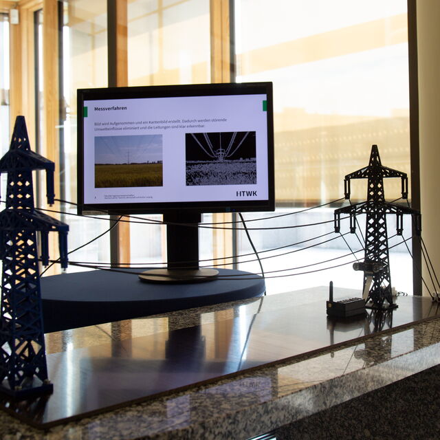Ein Bildschirm mit einem Modell einer Hochspannungsleitung.