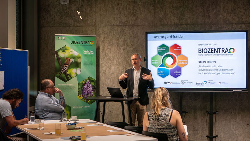 Ein Mann, der den Workshopteilnehmenden etwas präsentiert