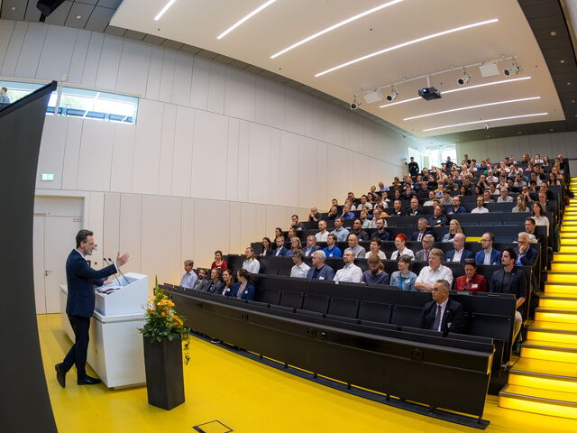 HTWK-Rektor Prof. Dr.-Ing. Jean-Alexander Müller eröffnet die Veranstaltung mit einer Begrüßungsrede