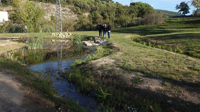 Mehrere Personen stehen um eine Kläranlage
