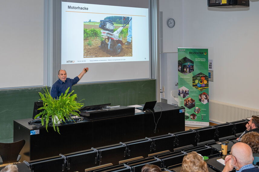 Ein Mann, der einen Vortrag vor einem Publikum hält.