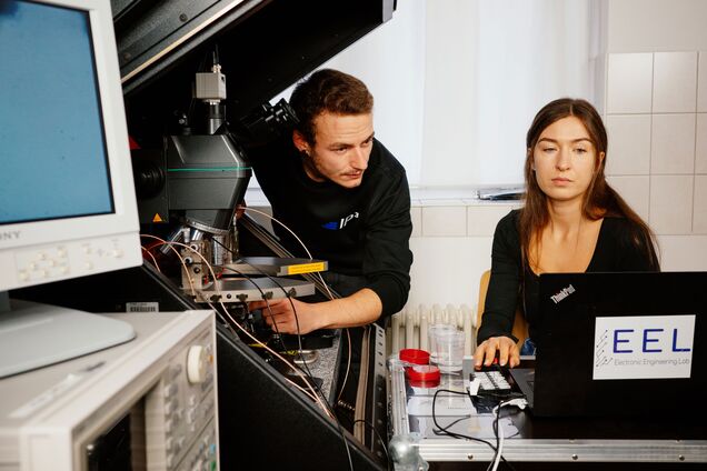 Ein Mann und eine Frau messen am Großgerät und am Computer