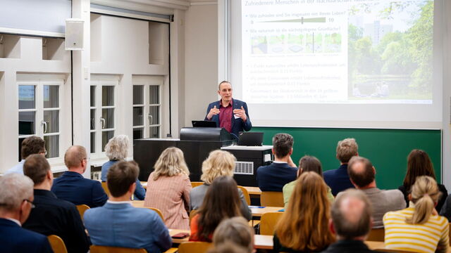 Ein Mann hält einen Vortrag