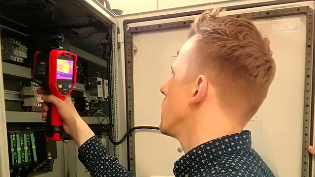 Heiko Röthig identifiziert überhitzte Bauteile.