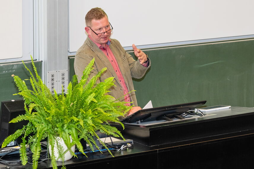 Ein Mann, der einen Vortrag hält.