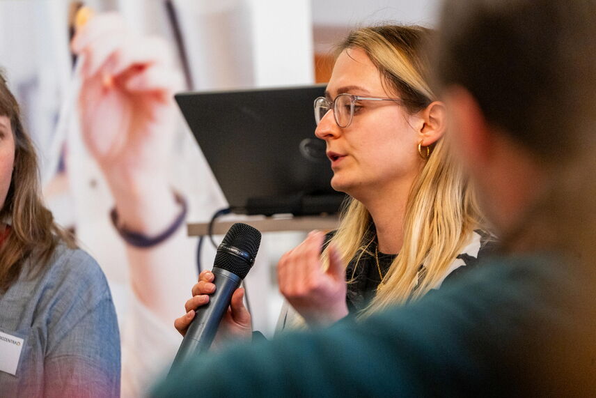 Eine Frau mit einem Mikrofon