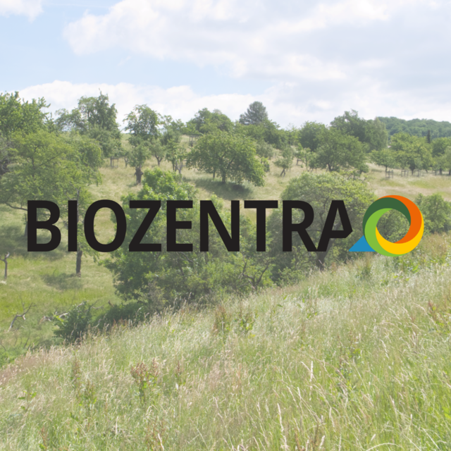 Logo des Biozentra vor einer Streuobstwiese