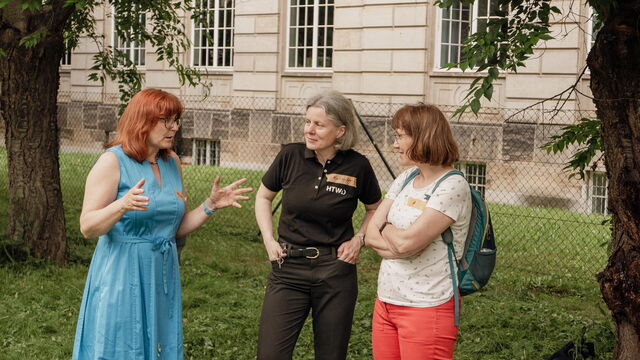 Frauen, die sich miteinander unterhalten