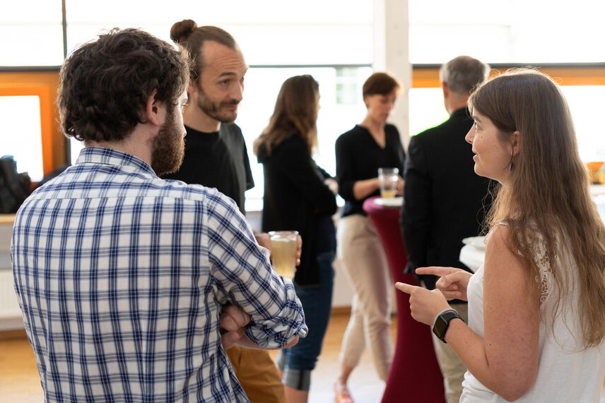 Menschen an einem Stehtisch