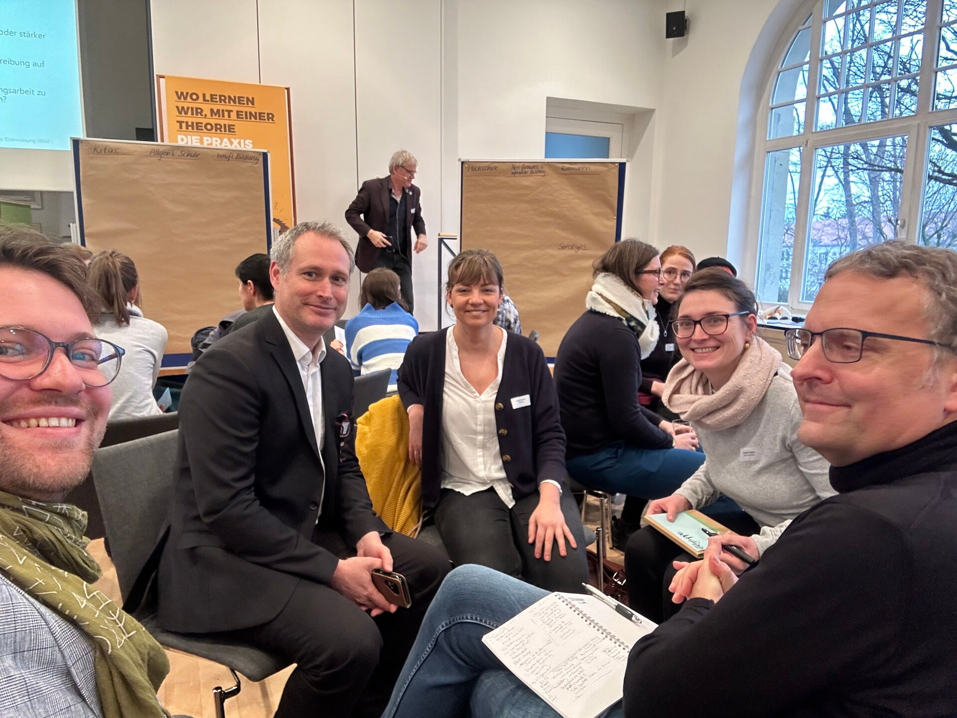 Ein Selfie von einer Gruppe Menschen