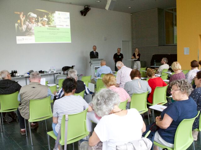 Präsentation zum Thementag wird vor einem Publikum präsentiert