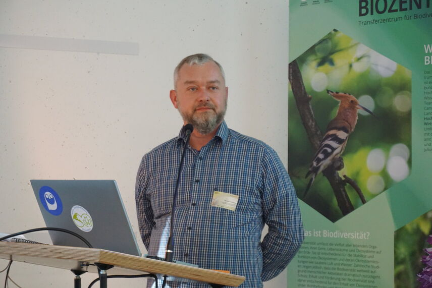 Ein Mann, der einen Vortrag hält.