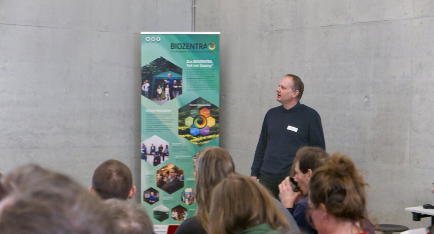 Ein Mann, der einen Vortrag vor einem Publikum hält.