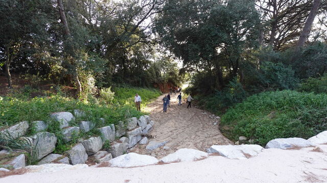 Forschende in einem Überlaufkanal bei Vall de Núria