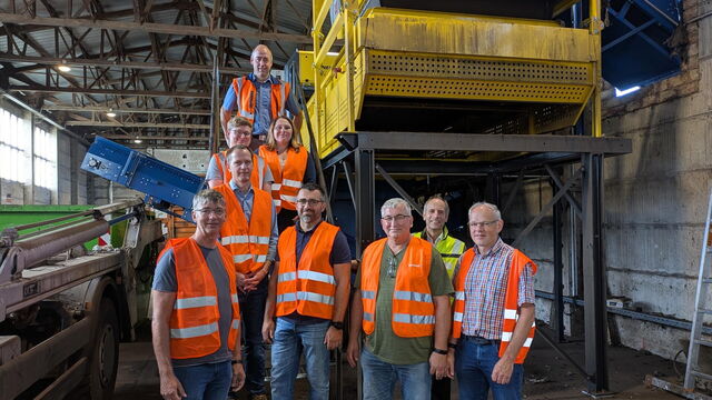 Mehrere Personen in Warnwesten.