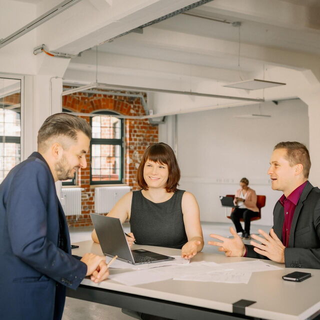 Arbeitsbesprechung, drei Personen in angenehmer Atmosphäre