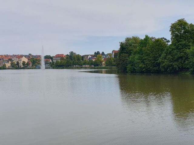 Blick auf Altenburg über den Großen Teich, in der Mitte eine Fontäne