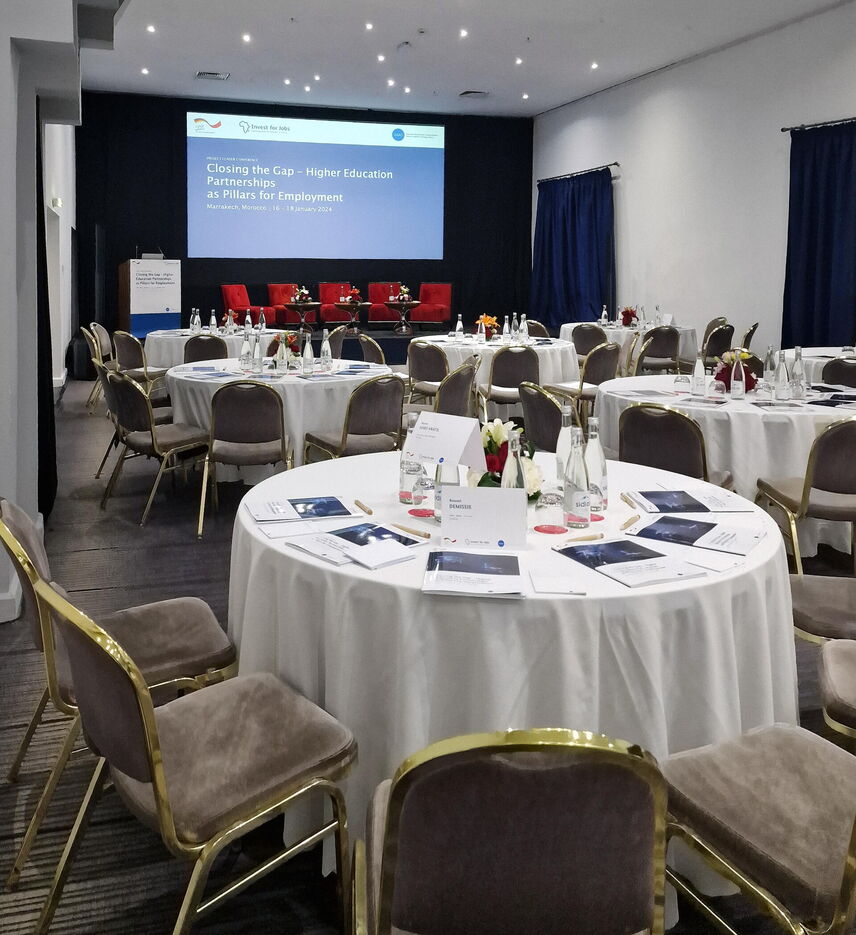 Konferenzsaal mit Tischen und Stühlen