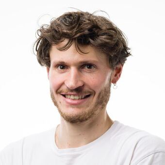 Lars Baldauf in einem weißen T-Shirt vor weißem Hintergrund.