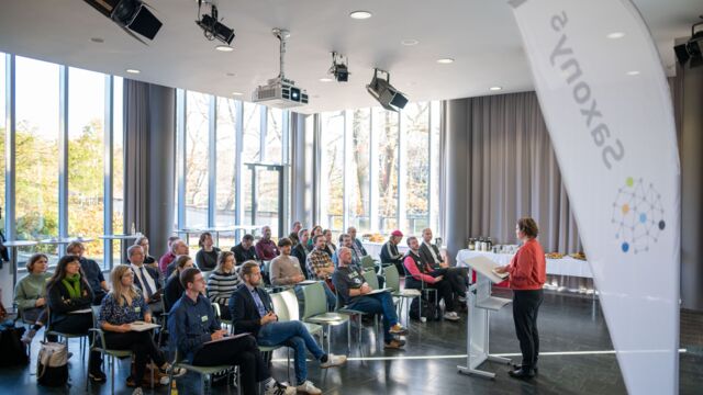 Projektgeschäftsführerin Sophie Tietze hält vor Projektbeteiligten Impulsvortrag zum aktuellen Stand des Projekts