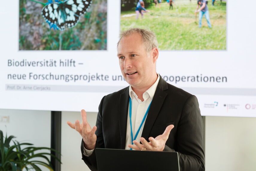 Ein Mann, der etwas präsentiert.