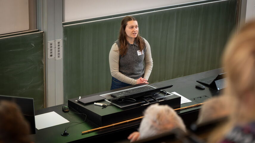 Eine Frau, redet vor Zuschauern.