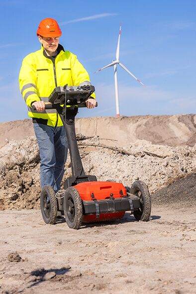 Eine Person untersucht einen Boden mit einem Bodenradar.